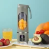 S062f92a9b3b34ff6a3b2bbe6d634f52fZ.webp Elektrische Mini-Fruchtsaftpresse mit digitaler Anzeige 450 ml